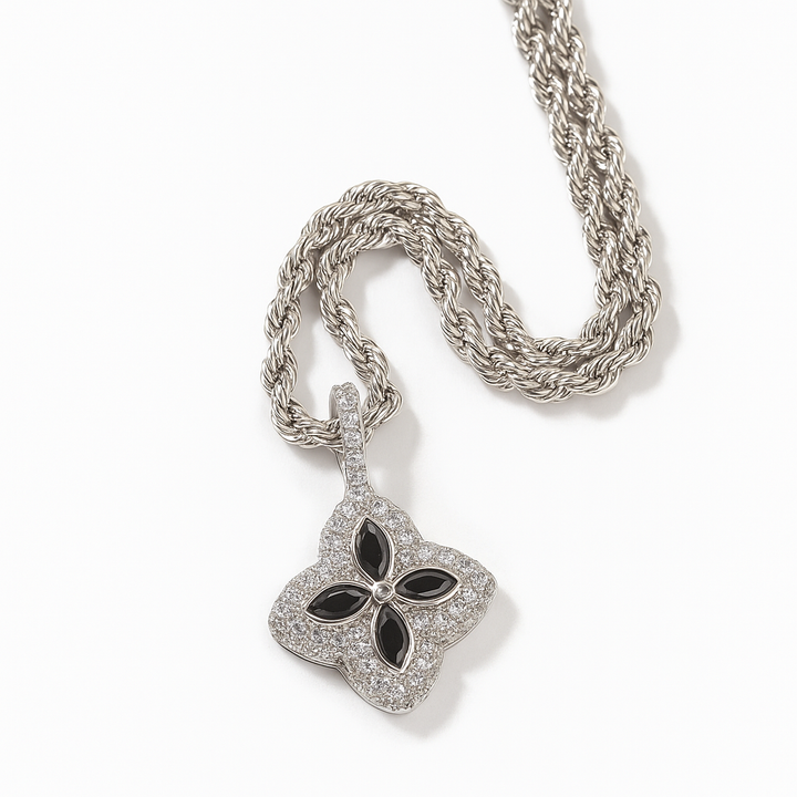 Collana con ciondolo a quadrifoglio