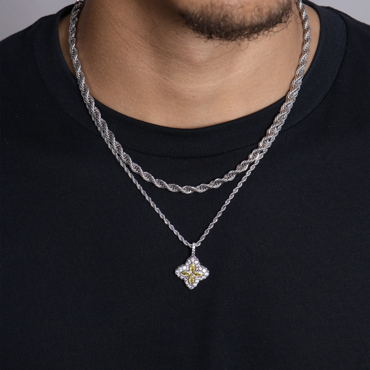 Collana con ciondolo a quadrifoglio