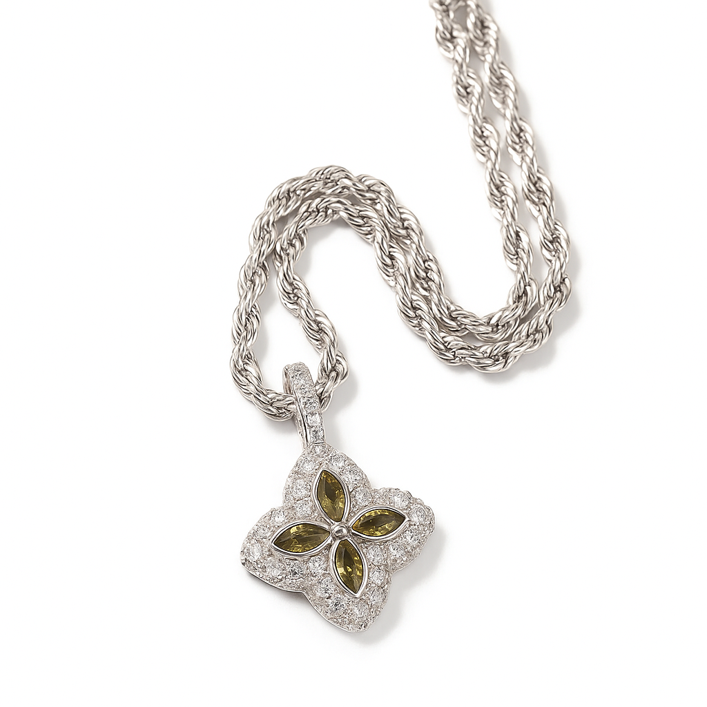 Collana con ciondolo a quadrifoglio